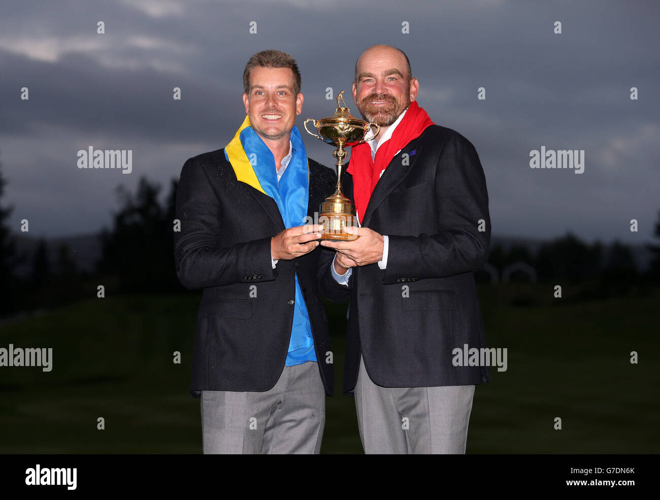 Henrik Stenson (à gauche) et Thomas Bjorn d'Europe avec le trophée Ryder Cup le troisième jour de la 40ème Ryder Cup au Gleneagles Golf course, Perthshire. Banque D'Images