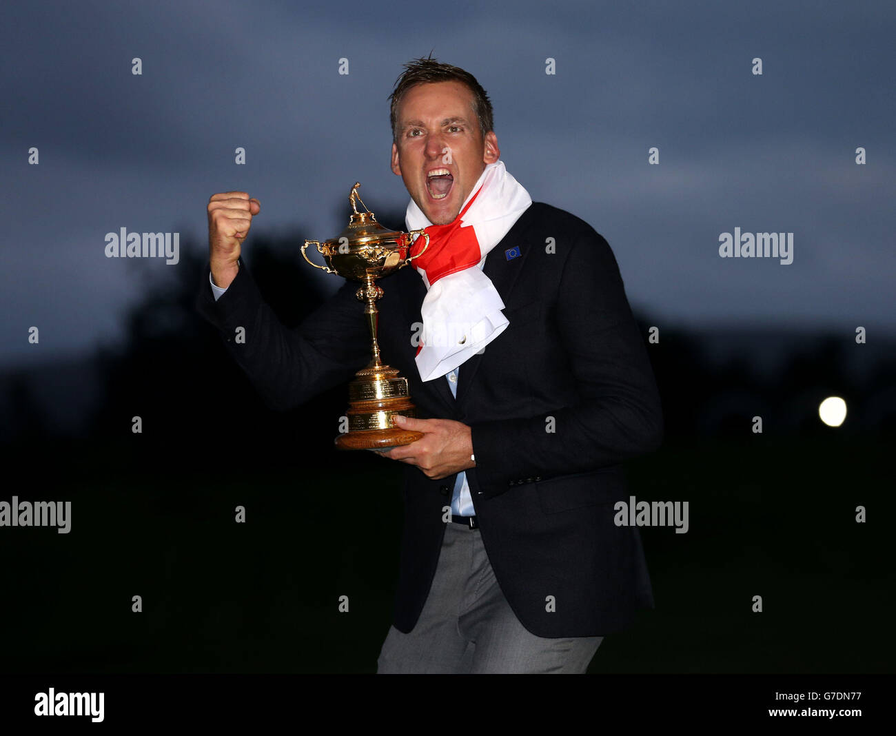 Golf - 40ème Ryder Cup - troisième jour - Gleneagles.Ian Poulter, d'Europe, pose avec la Ryder Cup le troisième jour de la 40e Ryder Cup au Gleneagles Golf course, dans le Perthshire. Banque D'Images