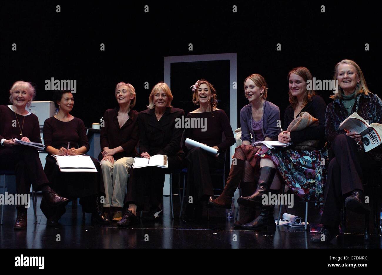 L-R Caroline John, Stella Maris, Paula Wilcox, Vanessa Redgrave, Susannah Wise, Hattie Morahan, Zoe Waites et Anna Carteret lors d'une séance photo pour une nouvelle production de « cibles nécessaires » par Eve Ensler au Arts Theatre, dans le centre de Londres. Tous les produits de la performance de ce soir seront versés au Comité international pour la liberté des artistes. Banque D'Images