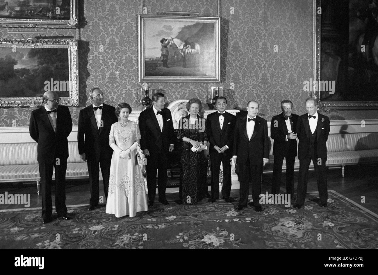 De gauche à droite : Président du Conseil des ministres Bettino Craxi d'Italie, Chancelier Helmut Scholl d'Allemagne de l'Ouest, Reine Elizabeth II, Président américain Ronald Reagan et Premier ministre britannique Margaret Thatcher, Premier ministre Yasuhiro Nakasone du Japon, Président François Mitterand de France, Gaston Thorn, Président de la Commission des Communautés européennes et premier ministre du Canada, Pierre Trudeau, à Buckingham Palace, lorsqu'ils ont assisté à un banquet spécial organisé par la reine Elizabeth II à la suite du Sommet économique de Londres. Banque D'Images