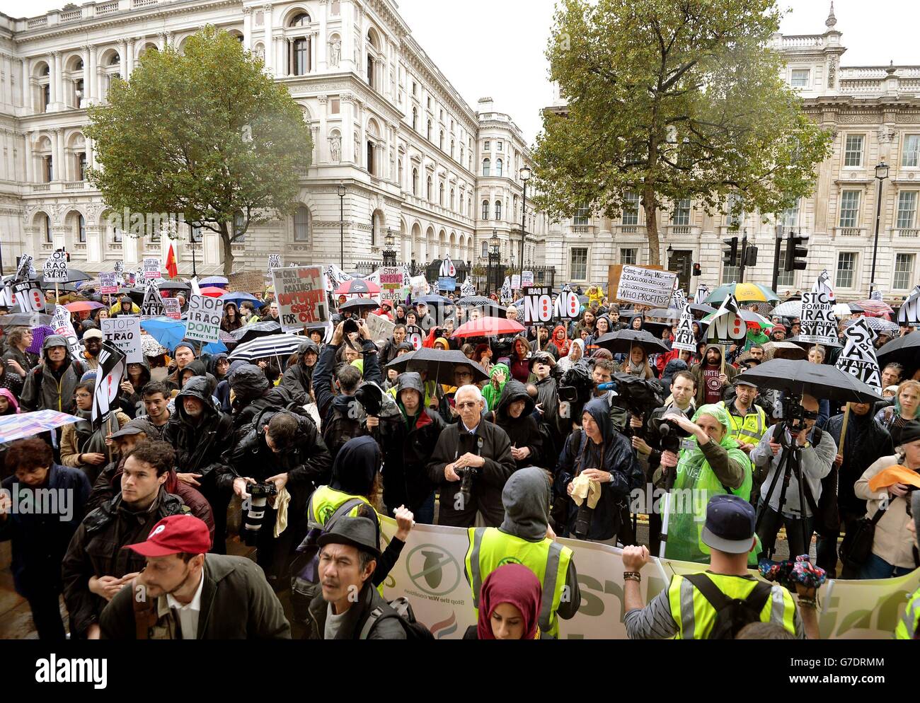 Une marche anti-guerre et un rallye écoutent les orateurs devant Downing Street à Westminster, dans le centre de Londres. Banque D'Images