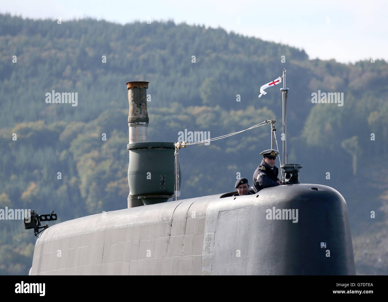 Les sous-mariniers à bord du HMS astute après leur retour à la base navale de HM Clyde lors d'une cérémonie spéciale après l'achèvement de son déploiement inaugural où il a contribué à la présence du Royaume-Uni en Méditerranée. Banque D'Images