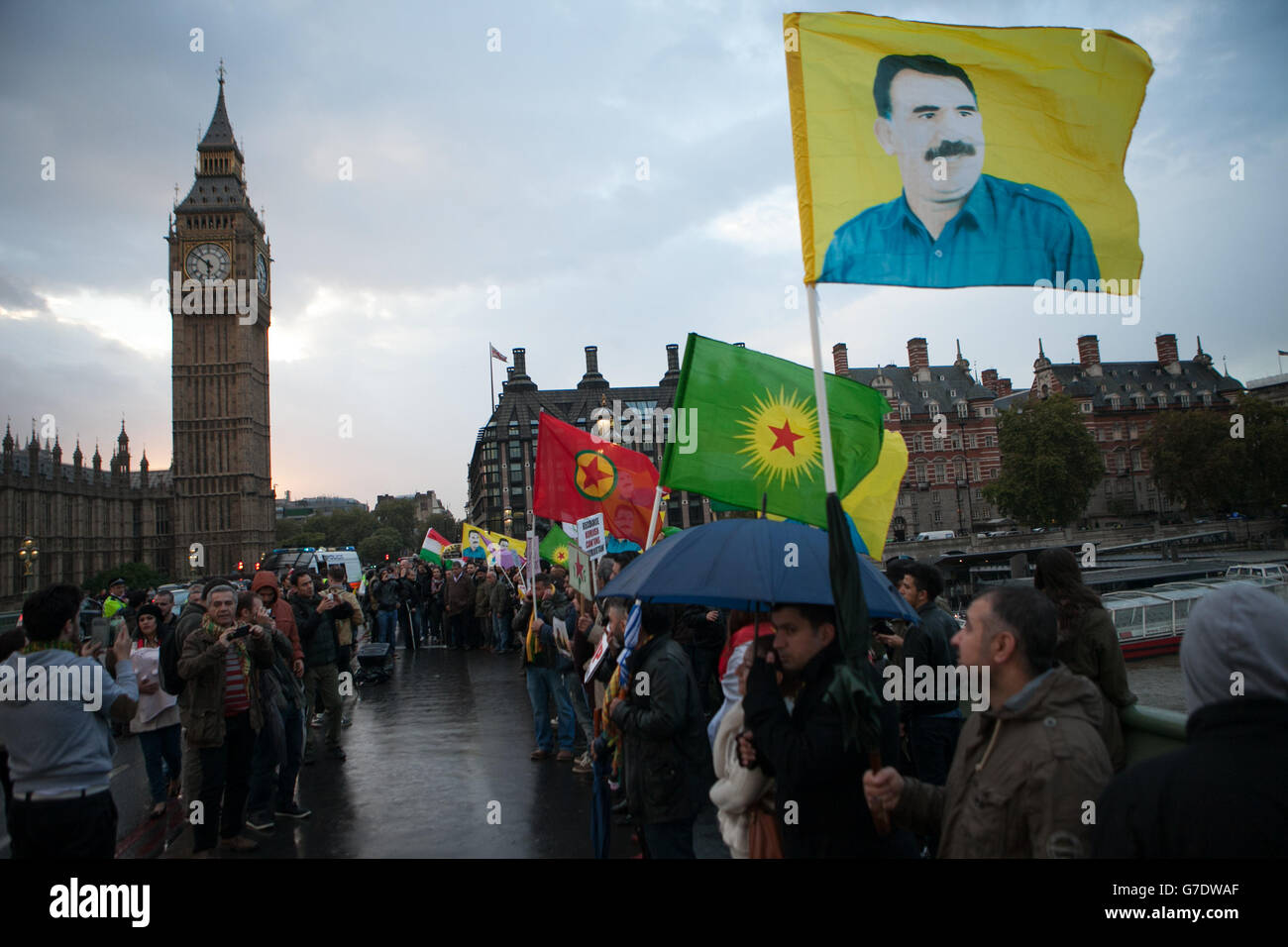 Les gens manifestant sur le pont de Westminster dans le centre de Londres avec des drapeaux et des bannières kurdes contre la menace de l'EI envers les minorités kurdes et autres en Syrie et en Irak. Banque D'Images