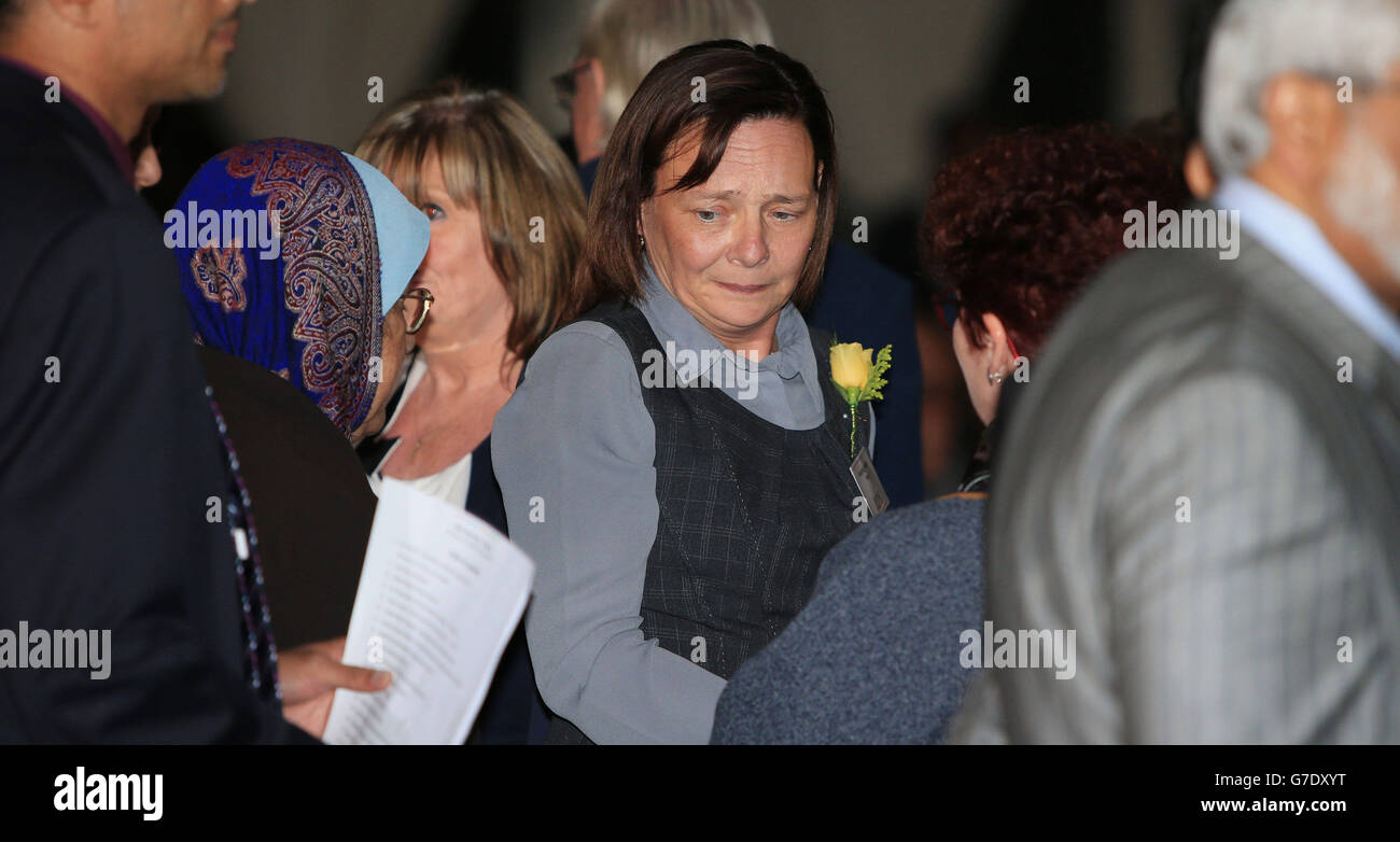 Barbara Henning , épouse d'Alan Henning au British Muslim Heritage Centre de Manchester avant le début du service commémoratif pour l'otage britannique assassiné. Banque D'Images