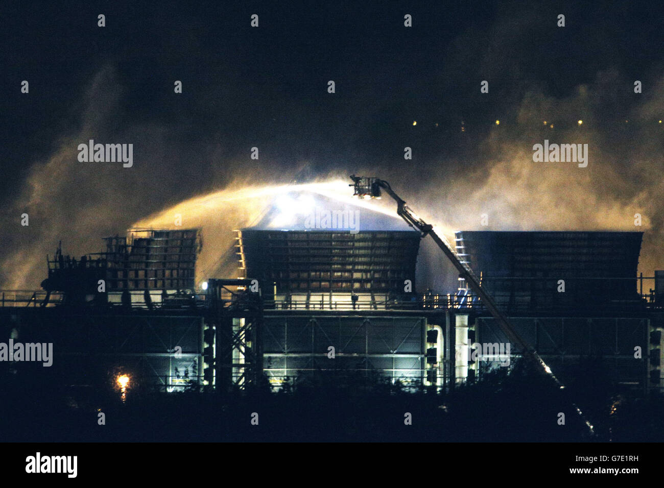 Feu de la centrale électrique Didcot B.Les pompiers vaporisent de l'eau sur les lieux d'un incendie à la centrale électrique Didcot B à Oxfordshire. Banque D'Images