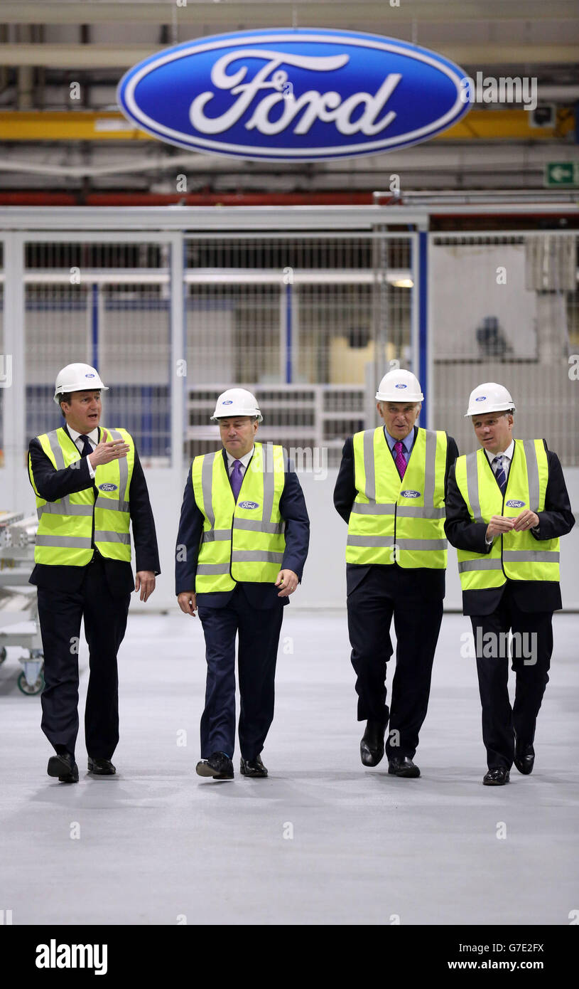 (De gauche à droite) Premier ministre David Cameron, président de Ford Europe Moyen-Orient et Afrique Stephen Odell Bussiness Secrétaire Vince Cable et Président Directeur général Ford Britain Mark Ovenden, lors d'une visite à la Ford Motor Company à Dagenham, Essex. Banque D'Images