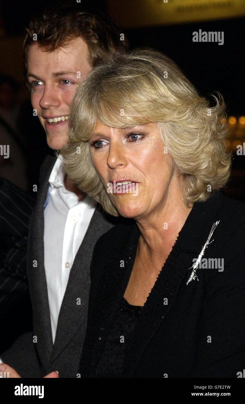 Camilla Parker Bowles arrive avec son fils Tom (à gauche) pour le lancement d'un livre, mais le prince de Galles a dû manquer la fête en raison de ses devoirs à l'étranger.Mme Parker Bowles est arrivée à 19h00, une heure dans l'événement à Kensington, dans l'ouest de Londres, et a posé pour des photos avec Tom, un écrivain alimentaire, avant d'aller à l'intérieur. Banque D'Images