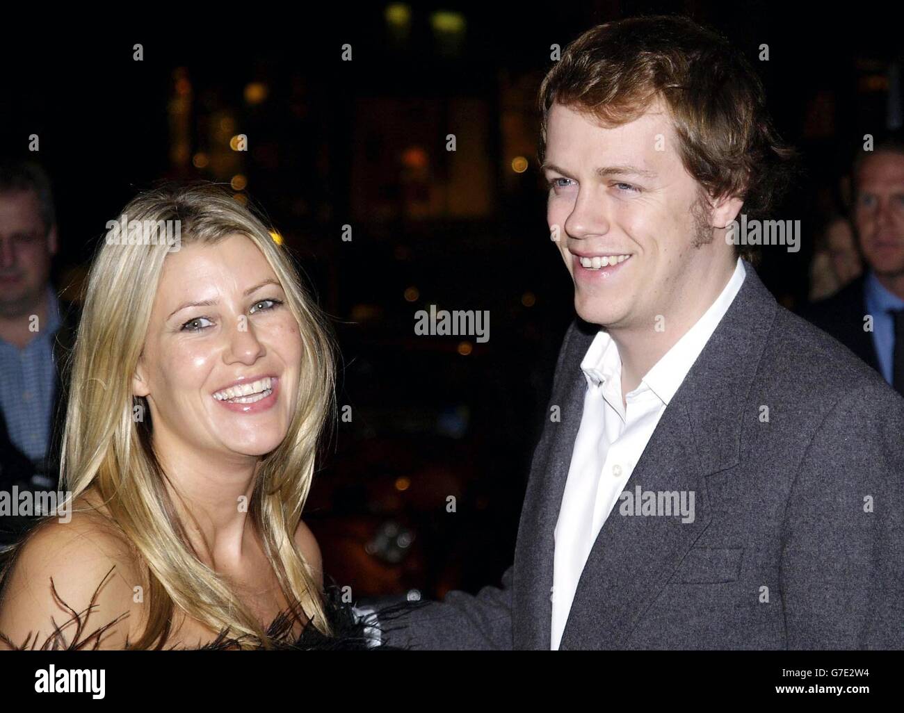 Tom Parker Bowles arrive avec son partenaire Sara Buys pour le lancement de son nouveau livre.Camilla Parker Bowles a assisté ce soir à un lancement de livre pour son fils Tom - mais le prince de Galles a dû manquer la partie en raison de ses devoirs à l'étranger.Mme Parker Bowles est arrivée à 19h00, une heure dans l'événement à Kensington, dans l'ouest de Londres, et a posé pour des photos avec Tom, un écrivain alimentaire, avant d'aller à l'intérieur. Banque D'Images