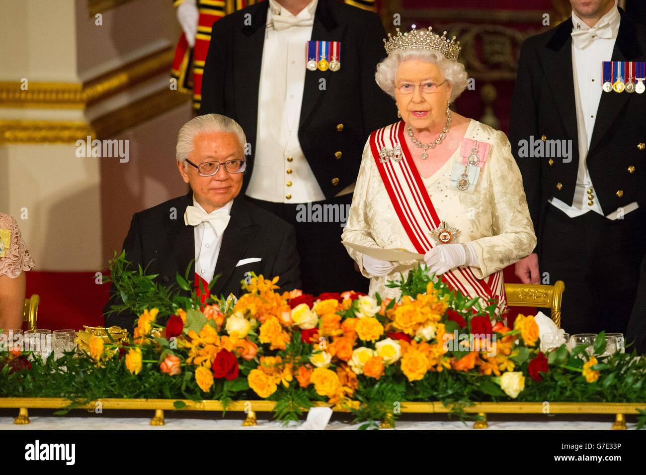 La reine Elizabeth II s'adresse aux dignitaires lors d'un banquet d'État au Palais de Buckingham dans le centre de Londres, le premier jour de la visite d'État du président de Singapour en Grande-Bretagne. Banque D'Images