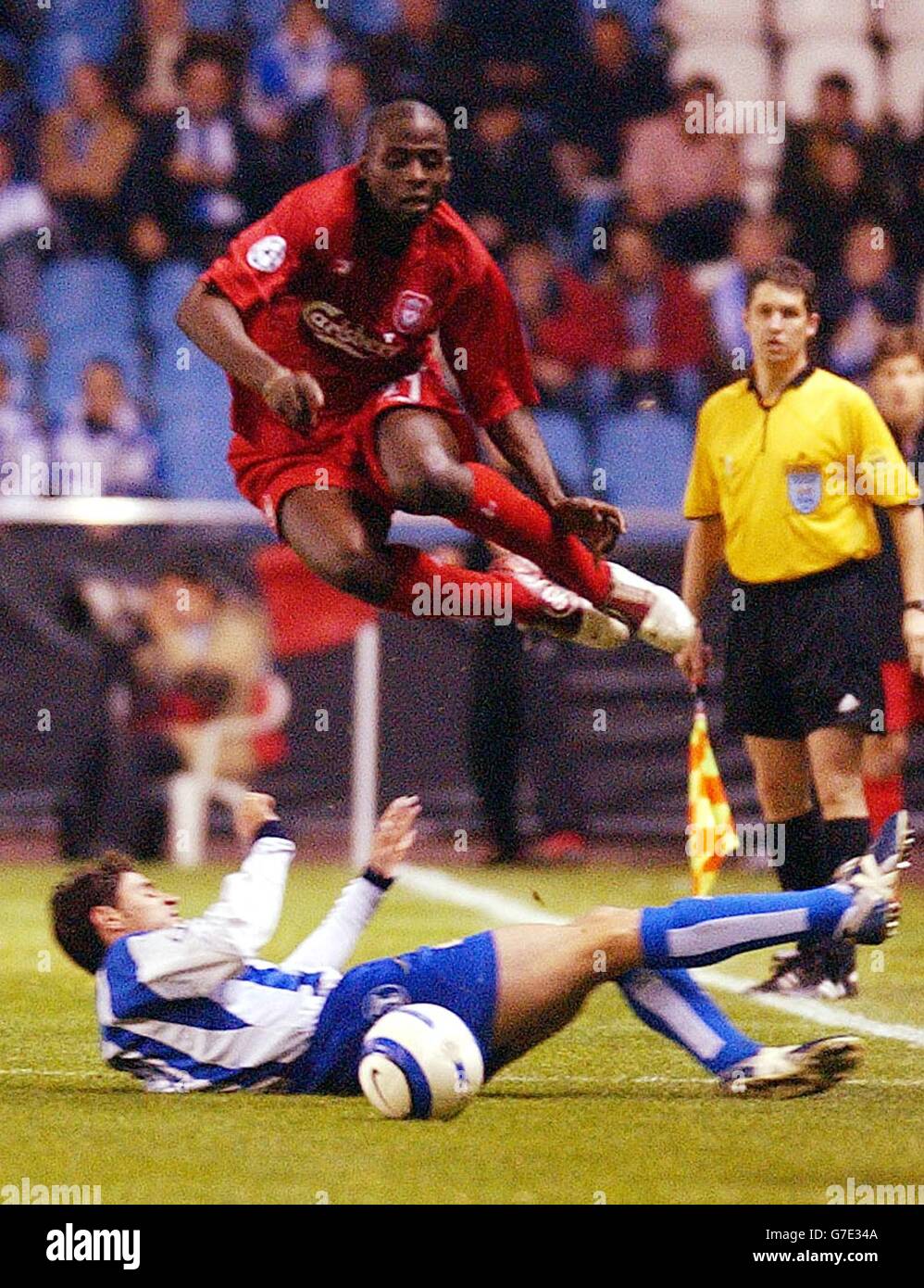 Djimi Traore, de Liverpool, entre dans l'attaque lors de la Ligue des champions de l'UEFA, Group A Match à l'Estadio Municipal de Riazor, à la Coruna, en Espagne. Banque D'Images