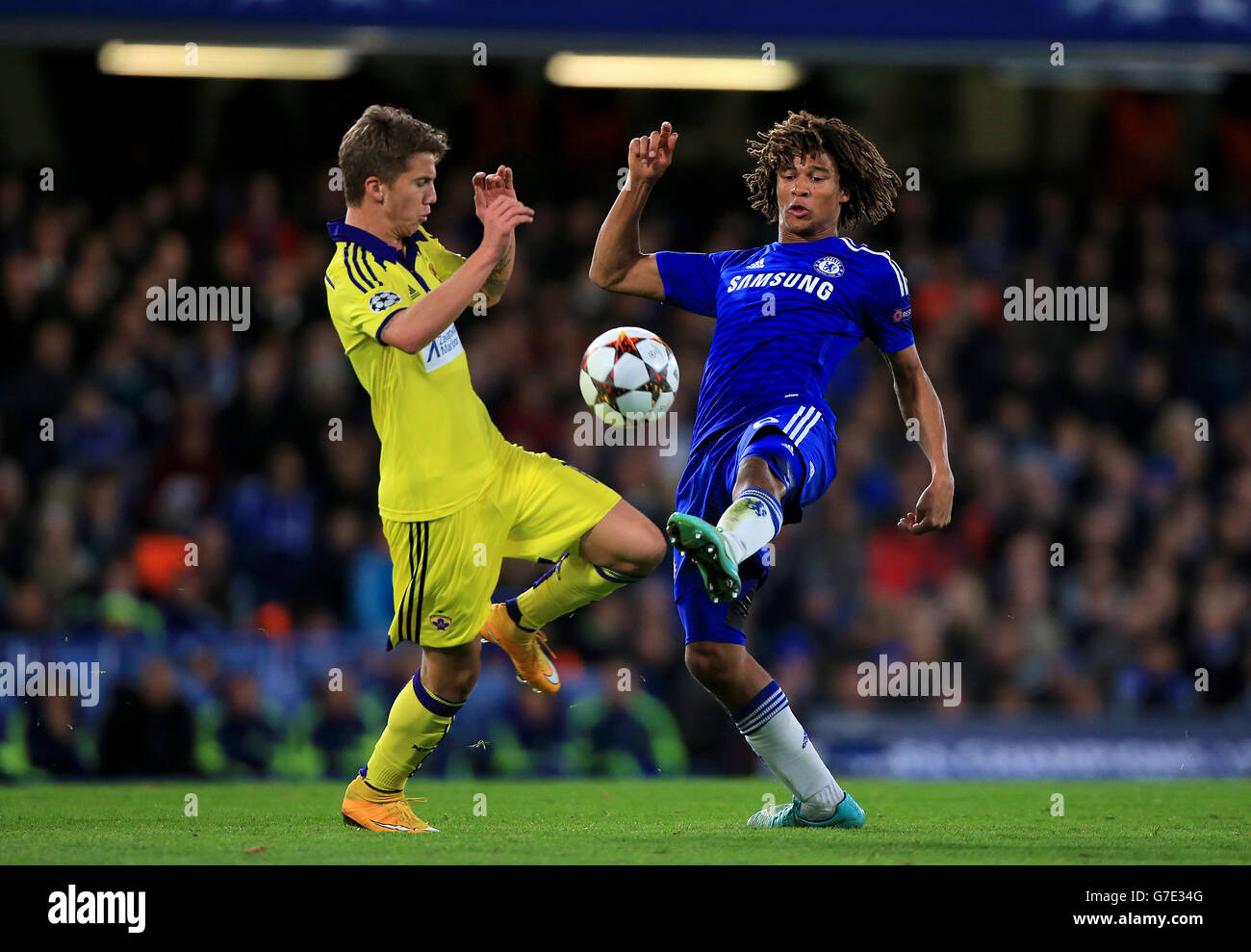 Nathan ake de Chelsea (à droite) en action contre NK Maribor lors du match du groupe G de la Ligue des champions de l'UEFA à Stamford Bridge, Londres. Banque D'Images