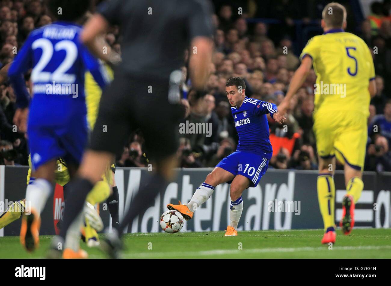 Eden Hazard de Chelsea a fait tourner sa balle par le défenseur du NK Maribor Mitja Viler pour un but propre lors du match G de la Ligue des champions de l'UEFA à Stamford Bridge, Londres. Banque D'Images