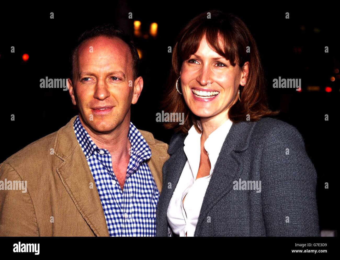 L'historien Robert Sebag Montefiore avec sa femme Santa au lancement du livre Tom Parker Bowles, E est pour manger, dans le centre de Londres. Banque D'Images