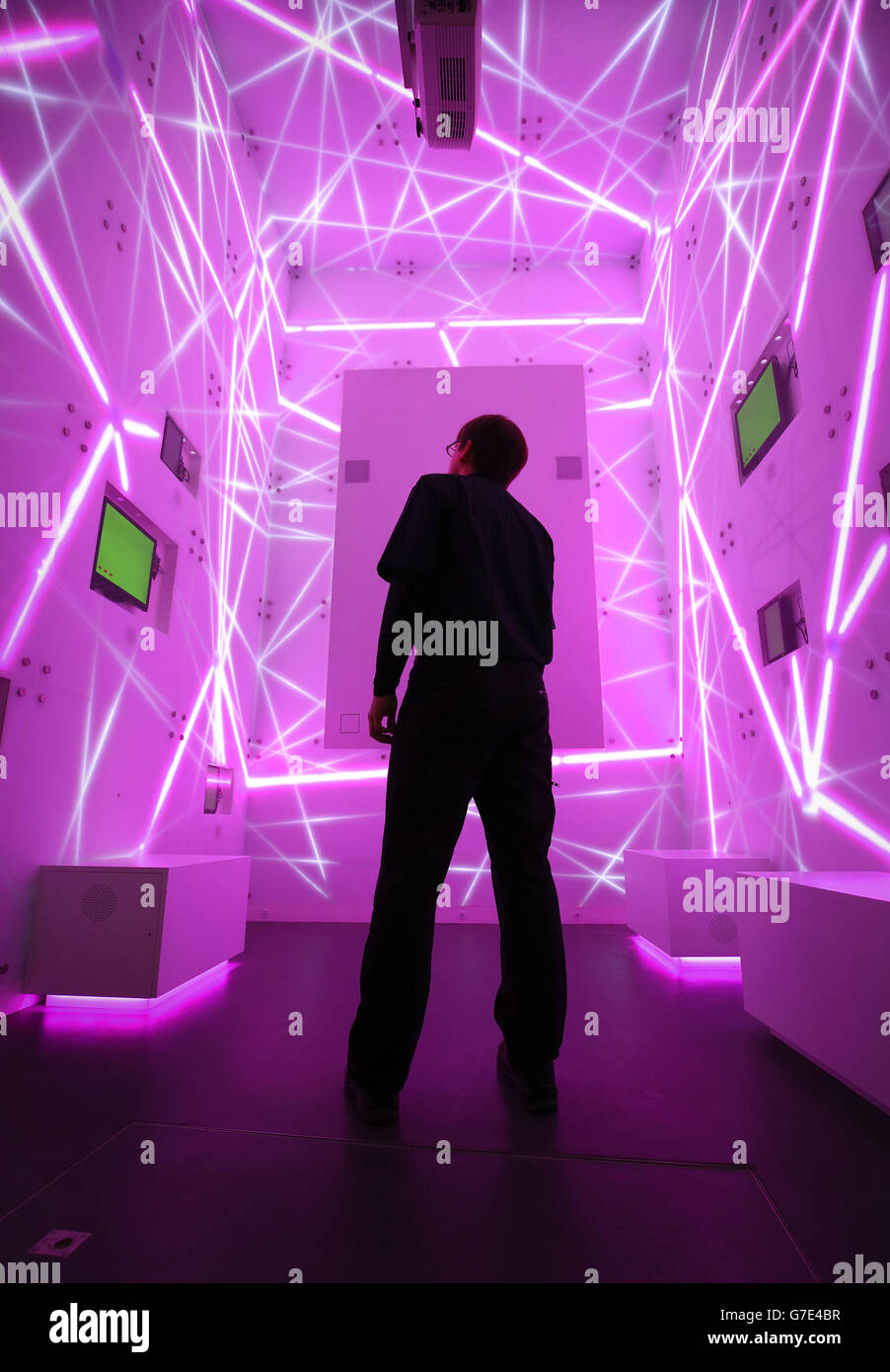 Un technicien vérifie l'affichage de la boîte de l'histoire Web à la galerie de l'ère de l'information du Musée des sciences dans le centre de Londres qui est une nouvelle galerie consacrée à l'histoire de l'information et de la communication. Banque D'Images