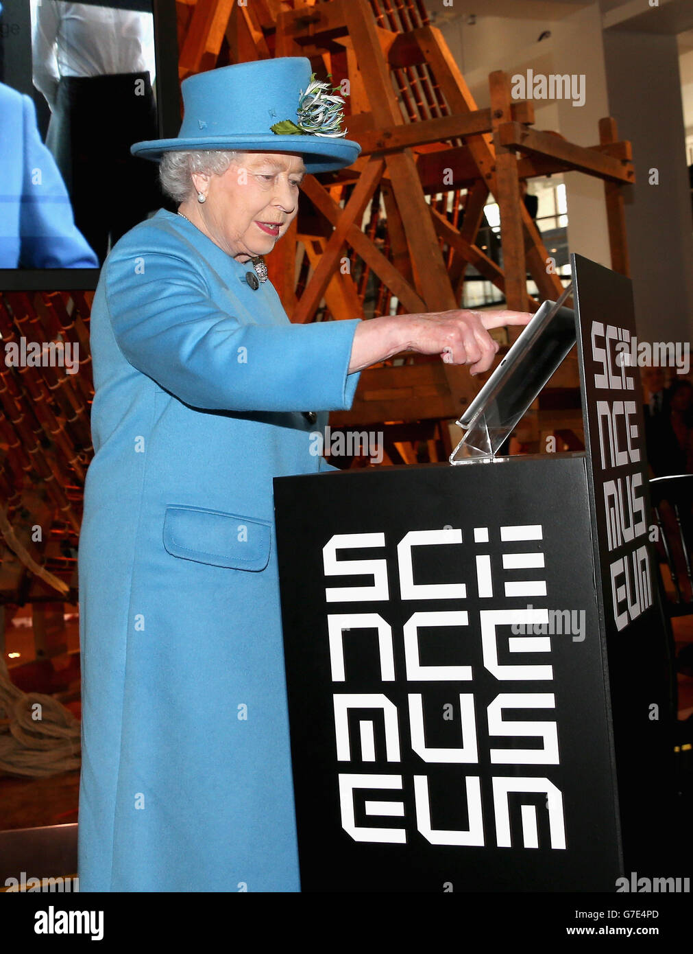 La reine Elizabeth II envoie le premier tweet royal sous son propre nom pour déclarer l'ouverture des nouvelles galeries de l'ère de l'information au Musée des Sciences, South Kensington, Londres. Banque D'Images