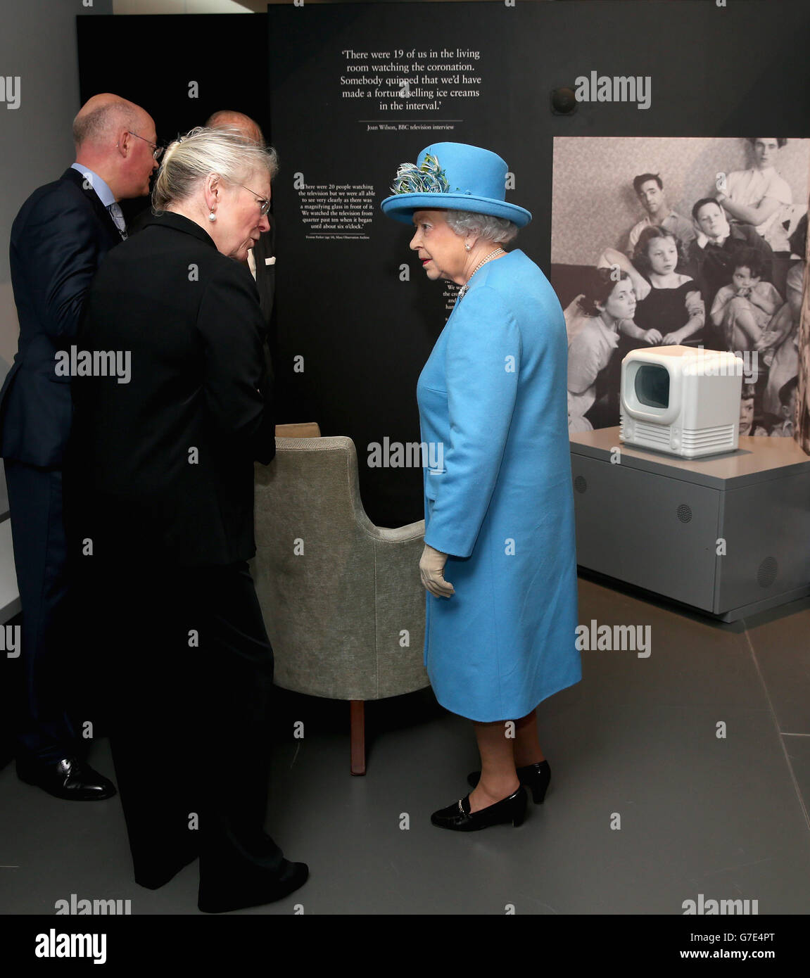 La reine Elizabeth II s'est regardée à son Coronation sur un téléviseur d'époque lors de l'ouverture des nouvelles galeries de l'âge de l'information au Musée des Sciences, South Kensington, Londres. Banque D'Images