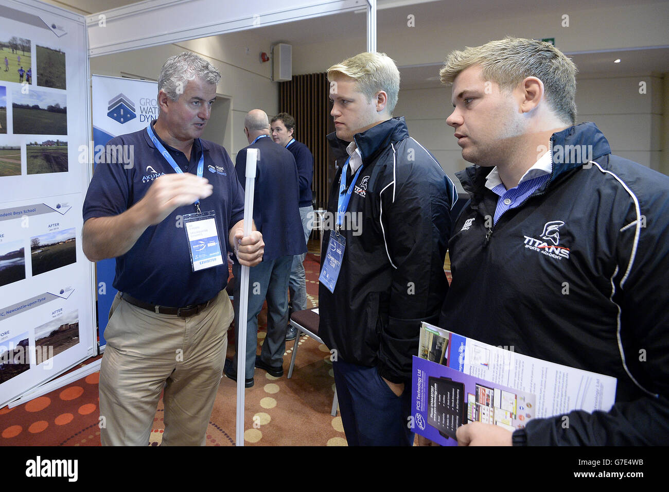 Rugby Union - 2014 Rugby Expo - deuxième jour - Twickenham.Les délégués se penchèrent sur le stand Ground Water Dynamics au deuxième jour de l'exposition Rugby de 2014 à Twickenham Banque D'Images