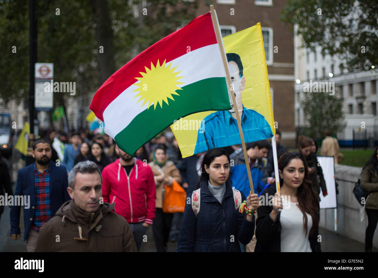 Les personnes manifestant près du pont de Westminster dans le centre de Londres avec des drapeaux et des bannières kurdes contre la menace de l'EI envers les minorités kurdes et autres en Syrie et en Irak. Banque D'Images