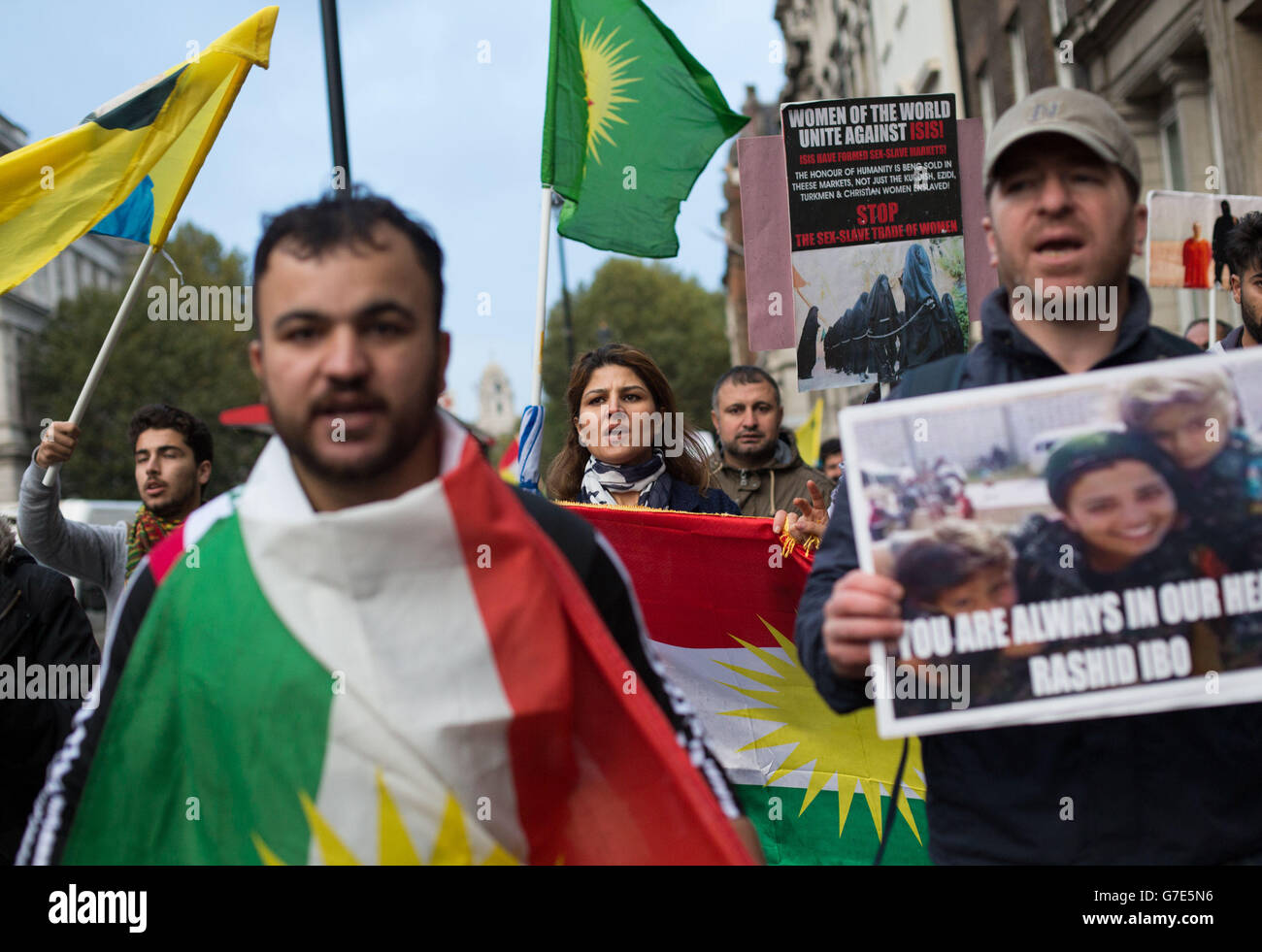 Les personnes manifestant près du pont de Westminster dans le centre de Londres avec des drapeaux et des bannières kurdes contre la menace de l'EI envers les minorités kurdes et autres en Syrie et en Irak. Banque D'Images