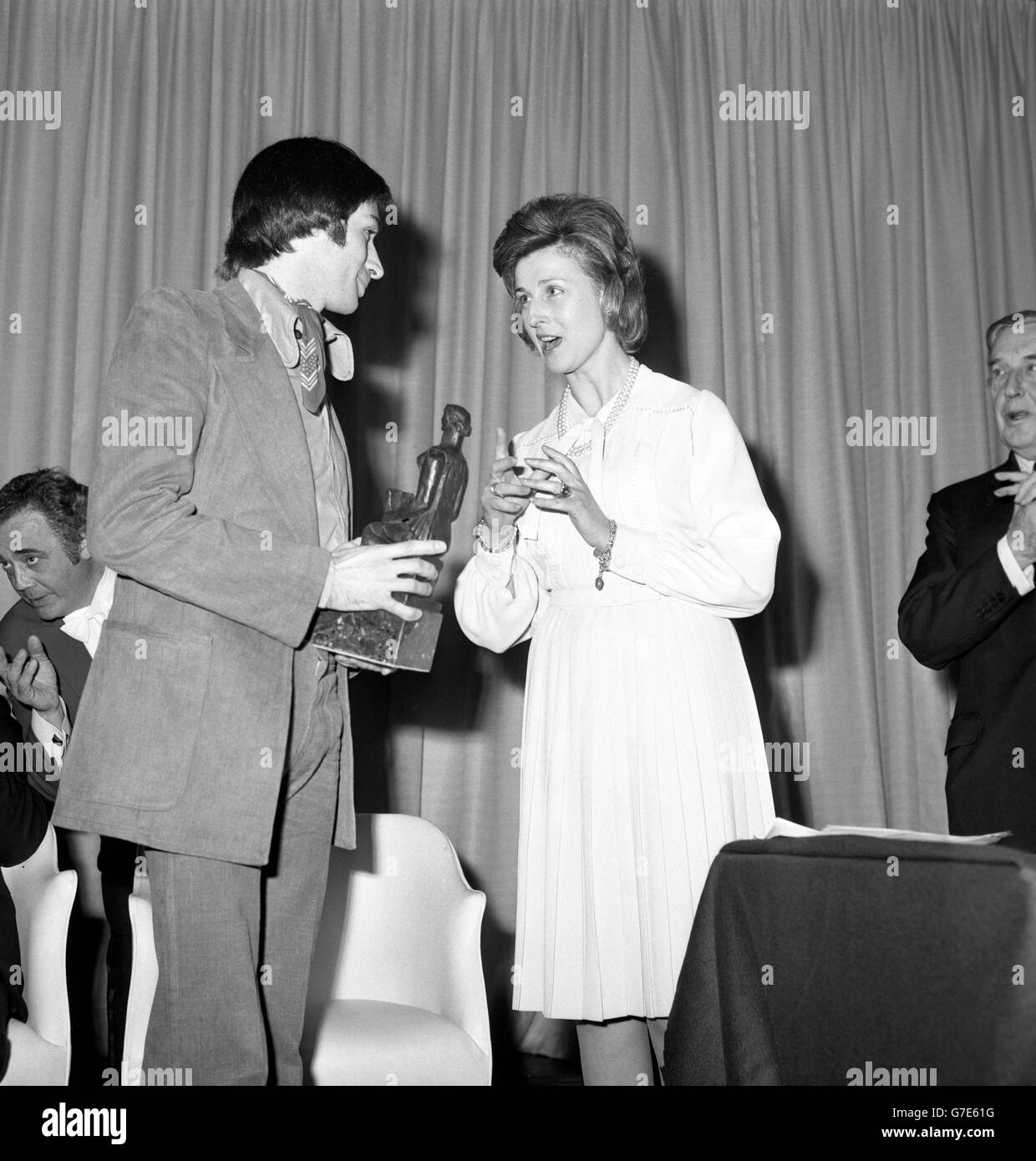 Princes Alexandra remet le Ballet Award à Christopher Bruce, danseur principal du Ballet Rambert. Banque D'Images