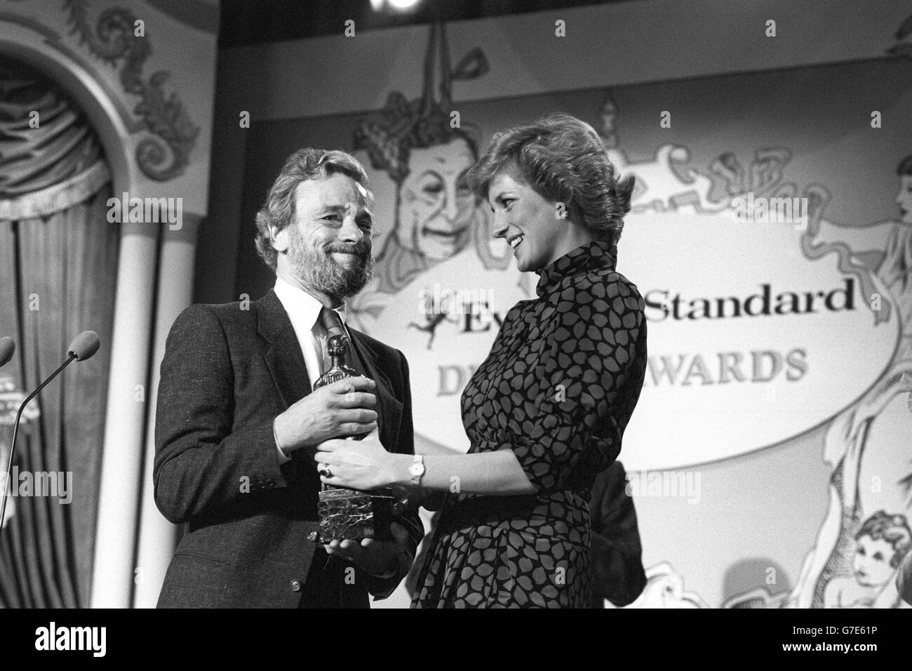 Le compositeur américain Stephen Sondheim reçoit le prix spécial lors du Evening Standard Drama Awards pour sa contribution au théâtre musical, qui lui a été remis par la princesse de Galles. Banque D'Images