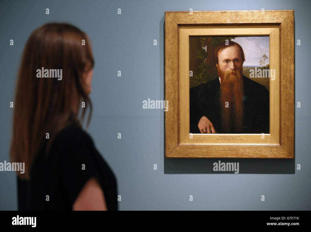 Un visiteur regarde un portrait de Sir Edward Burne-Jones, par Alphonse Legros, dans le cadre de l'exposition « anarchie et beauté » célébrant l'héritage de William Morris au National Portrait Gallery, Londres. Banque D'Images