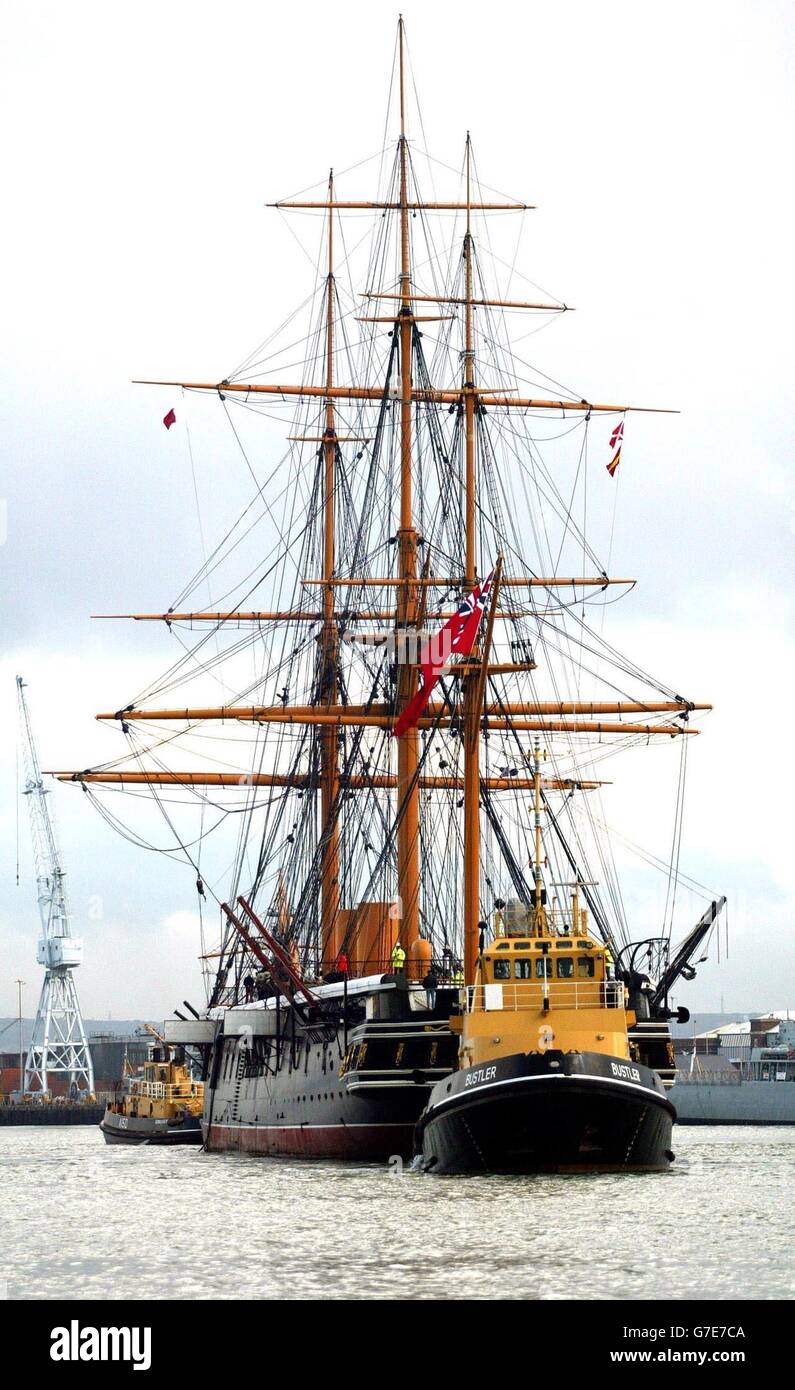 HMS Warrior, le premier navire de guerre britannique en métal est viré par des remords qui ont passé les frégates de la Royal Navy alors qu'elle se dirige vers le quai sec de Portsmouth. Le navire de 144 ans passera trois semaines à être restauré au chantier naval. Banque D'Images