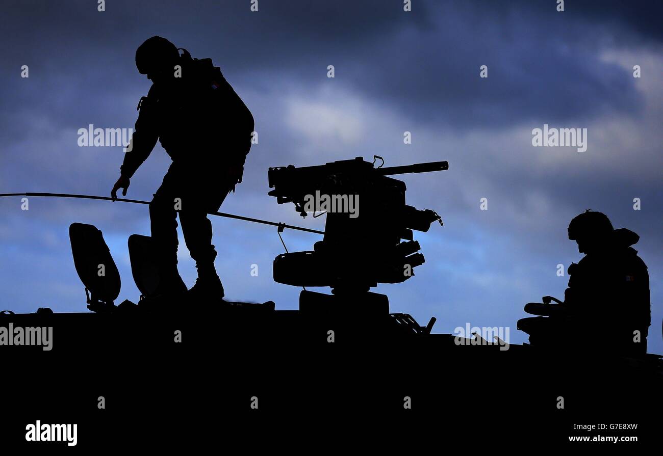 Des soldats du 47e Groupe d'infanterie sur un porte-troupes blindé du MOWAG, en qualité de Président Michael D Higgins et de son épouse Sabina, assistent à un exercice de préparation à une mission des forces de défense au camp Coolmoney, à Glen of Imaal, Co Wicklow, pour leur déploiement dans une mission de la FINUL au Liban. Banque D'Images