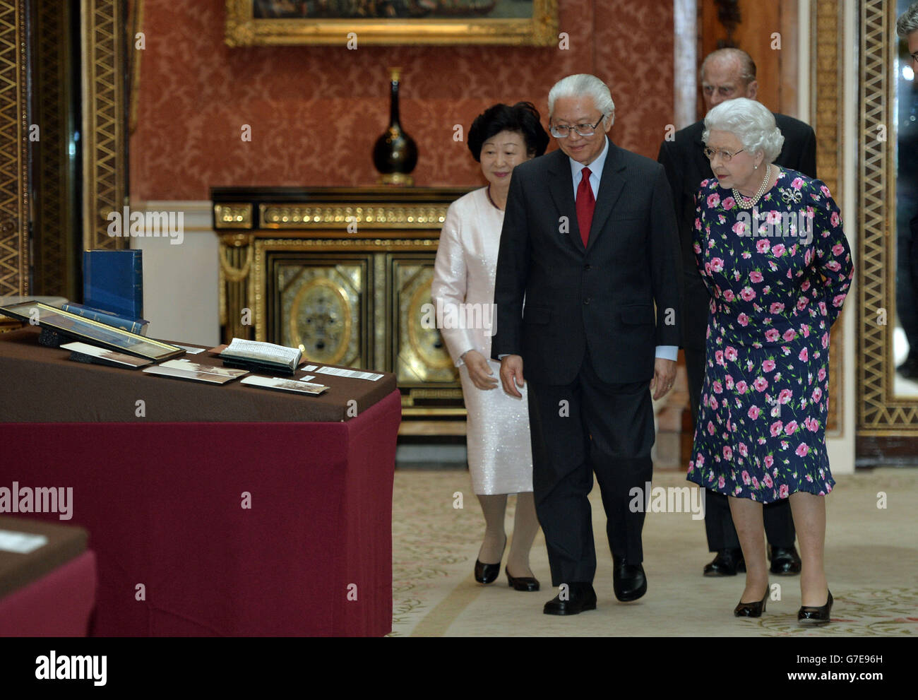 La reine Elizabeth II et le duc d'Édimbourg voient une exposition d'articles Singapouriens de la Collection royale avec le président de Singapour Tony Tan Keng Yam et sa femme Mary au Palais de Buckingham, Londres, au cours de la première d'une visite d'État de quatre jours en Grande-Bretagne. Banque D'Images