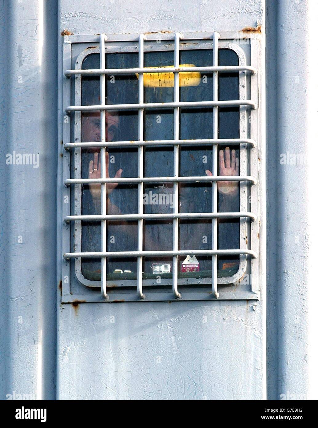 Les détenus regardent de leur cellule à bord du seul navire de prison de Grande-Bretagne, HMP Weare, à Portland, dans le Dorset. L'inspecteur en chef des prisons Anne Owers a qualifié l'institution de « inadaptée pour le XXIe siècle », ajoutant « Weare is, littéralement et métaphoriquement, un conteneur. Le logement des prisonniers n'a pas accès à l'air frais et, dans certains cas, à la lumière naturelle. Banque D'Images