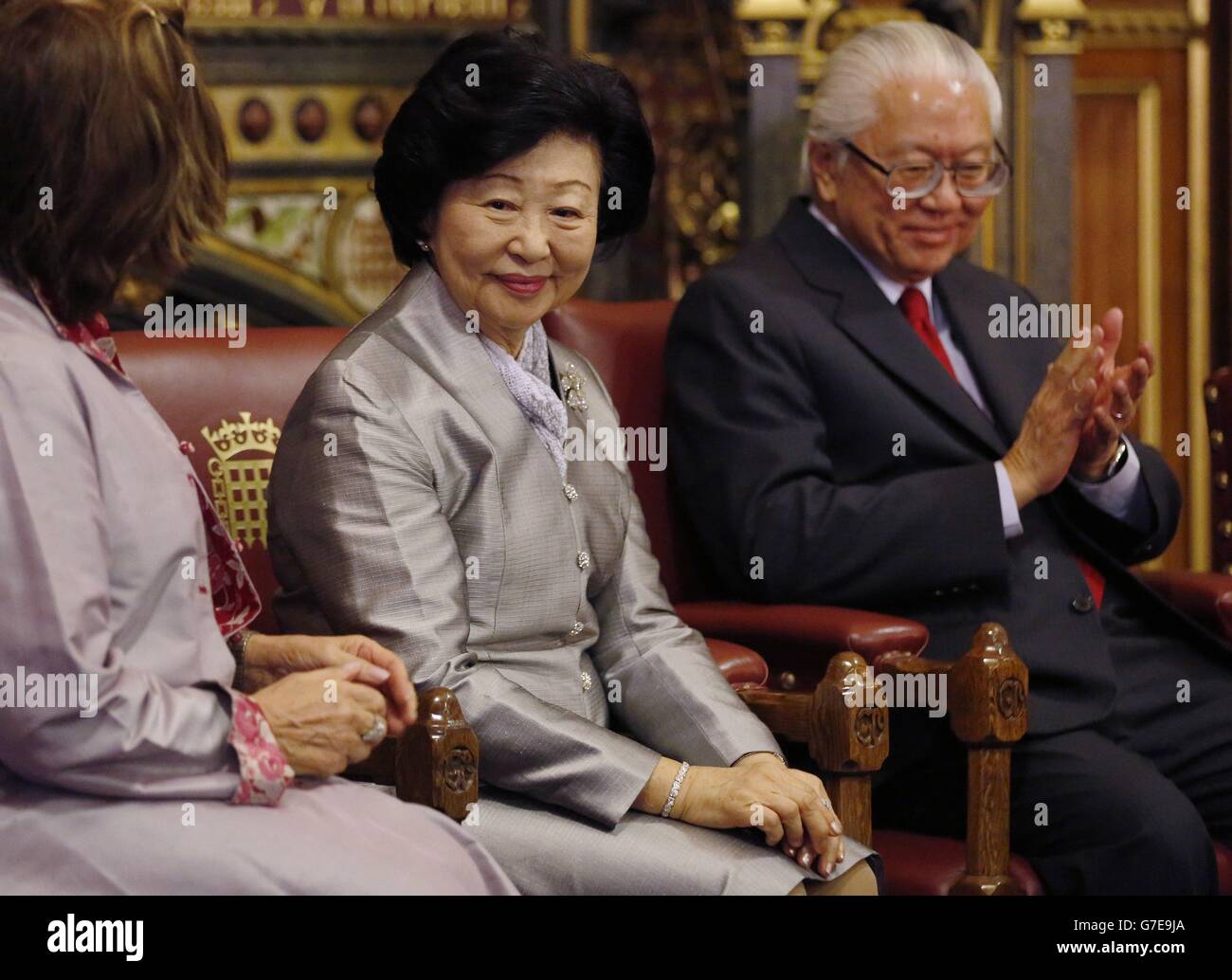 Le président de Singapour Tony Tan Keng Yam et son épouse Mary Chee (au centre) lors d'une visite au Palais de Westminster où il s'est adressé à des parlementaires de la salle Royal Robing du Palais de Westminster à Londres lors de la première d'une visite d'État de quatre jours en Grande-Bretagne. Banque D'Images