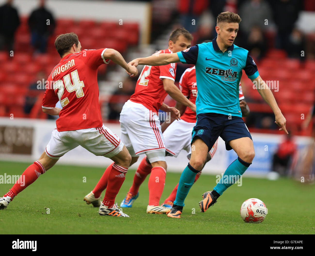 Football - Championnat Sky Bet - Nottingham Forest / Blackburn Rovers - City Ground.David Vaughan de Nottingham Forest et Tom Cairney de Blackburn Rovers se disputent le ballon Banque D'Images