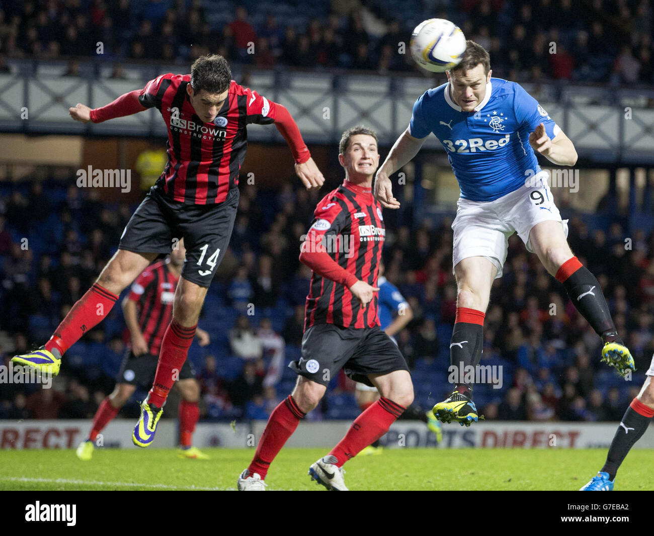 Soccer - coupe de la Ligue écossaise - quart de finale - Rangers v St Johnstone - Ibrox Stadium.Le titre Jon Daly (à droite) des Rangers va très bien lors du match de finale du quart de coupe de la Ligue écossaise au stade Ibrox, à Glasgow. Banque D'Images