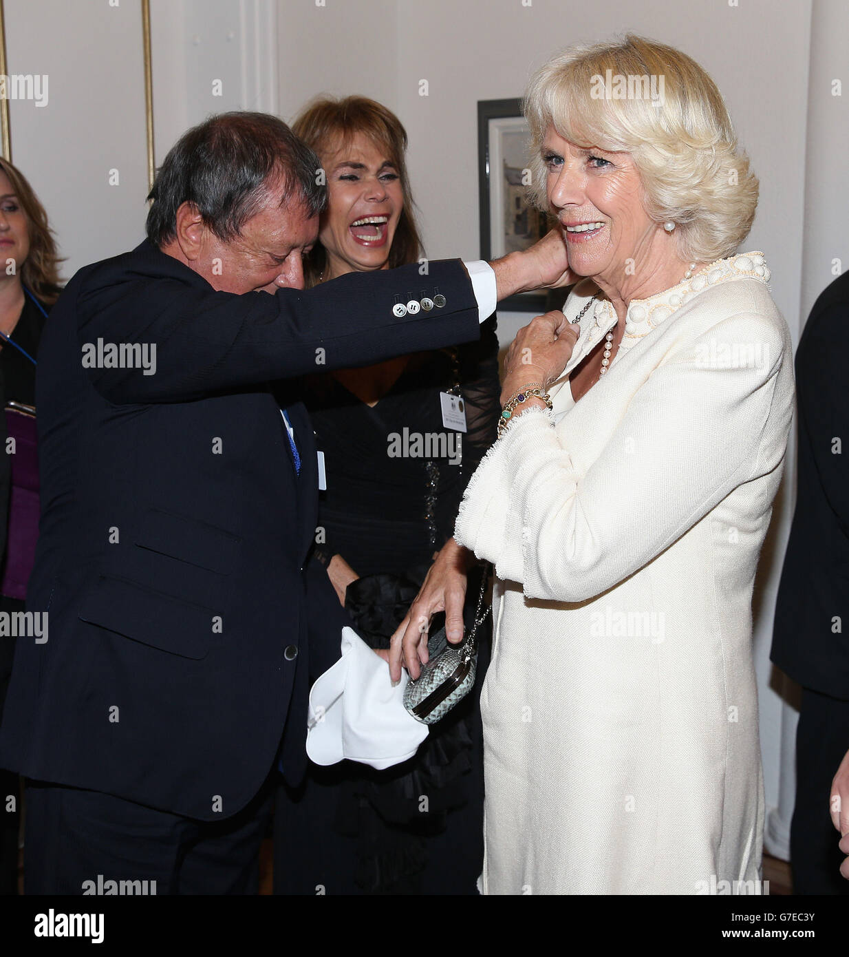 La duchesse de Cornouailles est présentée avec un sac à main par le designer colombien Mario Hernandez lors d'une réception à la Résidence de l'Ambassadeur à Bogota, Colombie. Banque D'Images