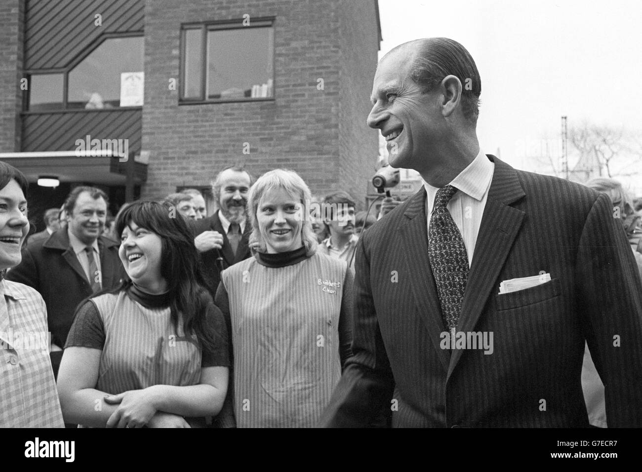 Le prince Philip rit alors qu'il partage une blague avec des femmes de ménage lors de sa visite à l'université de Salford. Des résidences pour étudiants sont en cours de construction sur le site de l'ancien hippodrome de Manchester. Banque D'Images