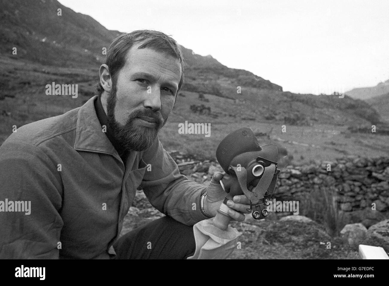 Chris Bonnington, 35 ans, teste de l'équipement d'alpinisme à Snowdonia, près de Nant Gwynant, Caernarvonshire. Bonnington prévoit de mener une expédition pour grimper sur l'Everest dans l'Himalaya. Banque D'Images
