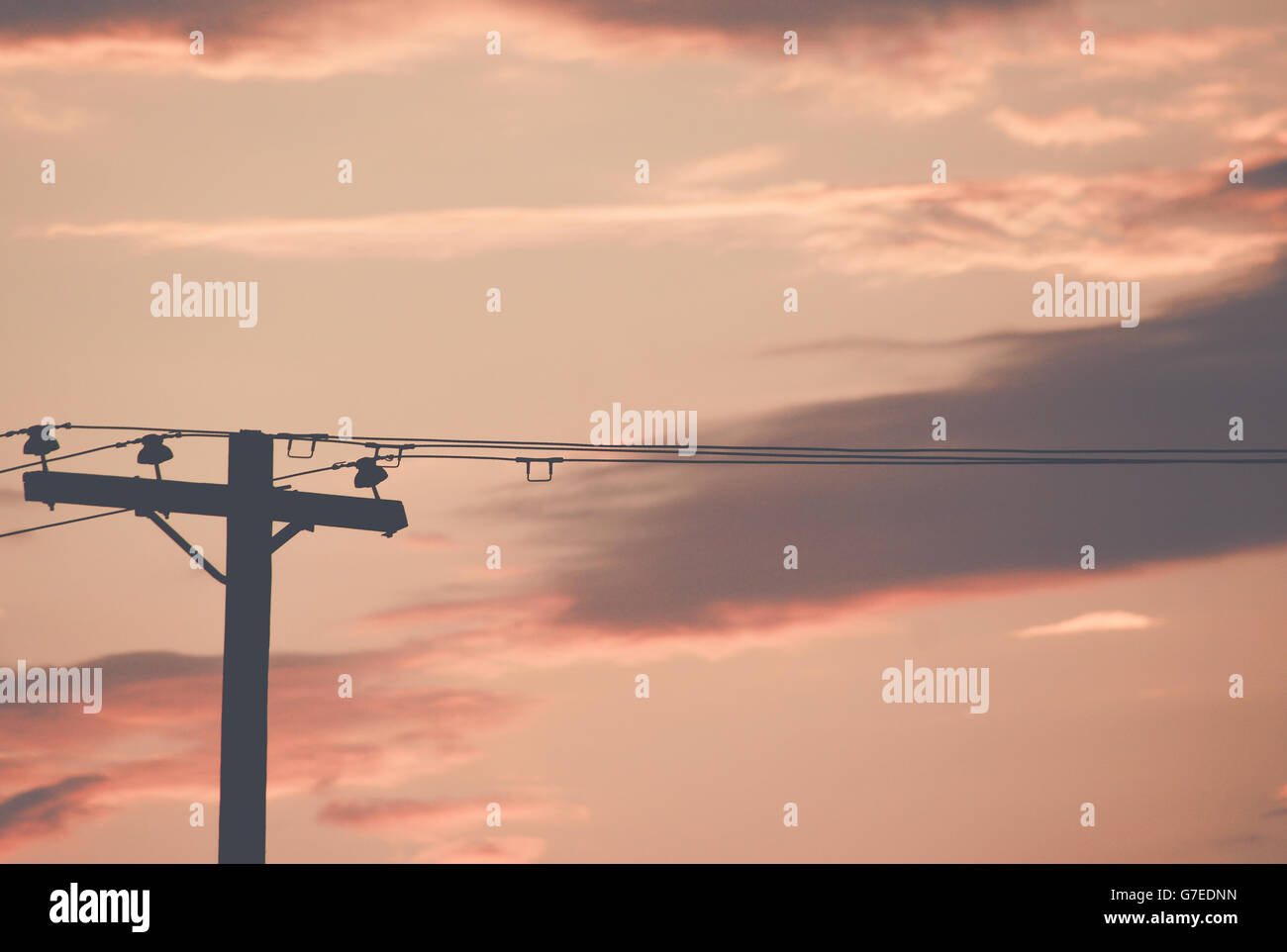 Photo d'un poteau d'électricité et d'un ciel nuageux au coucher du soleil Banque D'Images