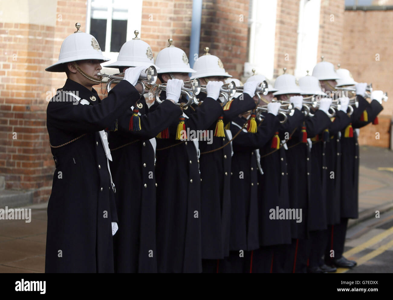 Le Royal Marine Band Service pratique le dernier Salute dans leur nouvel uniforme de parade à Portsmouth, Hampshire. Le Service est revenu à l'avenir en dévoilant son nouveau look - un uniforme que les musiciens ont porté il y a 50 ans. Banque D'Images Le Royal Marine Band Service pratique le dernier Salute dans leur nouvel uniforme de parade à Portsmouth, Hampshire. Le Service est revenu à l'avenir en dévoilant son nouveau look - un uniforme que les musiciens ont porté il y a 50 ans. Banque D'Images