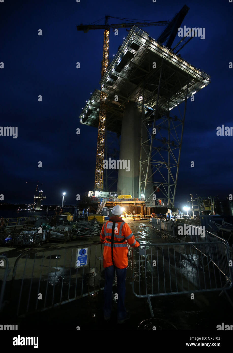 Les travaux se poursuivent tout au long de la nuit à la tour centrale sur Beamer Rock dans le Forth, en Écosse, sur le Queensferry Crossing qui doit être achevé en 2016 et atteindra 207 mètres de hauteur. Banque D'Images