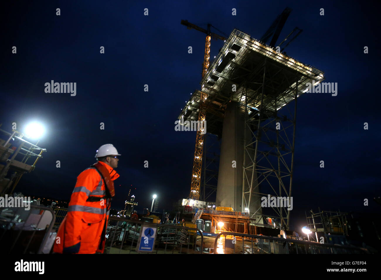Les travaux se poursuivent tout au long de la nuit à la tour centrale sur Beamer Rock dans le Forth, en Écosse, sur le Queensferry Crossing qui doit être achevé en 2016 et atteindra 207 mètres de hauteur. Banque D'Images