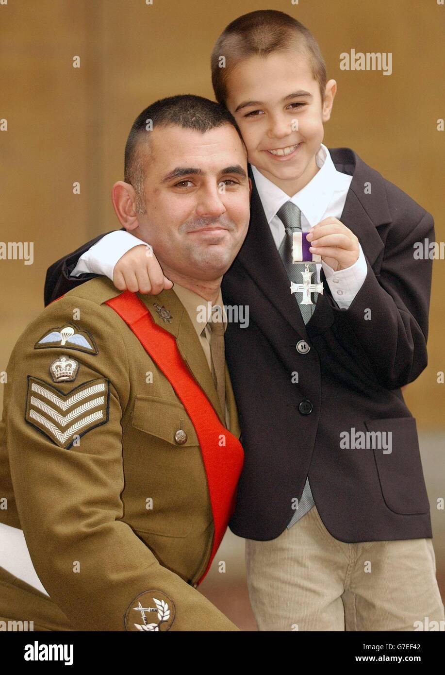 Le sergent Paul Kelly, avec son fils Jack, neuf ans, après avoir recueilli sa Croix militaire pour des services en Irak de la reine Elizabeth II au palais de Buckingham, à Londres. Banque D'Images