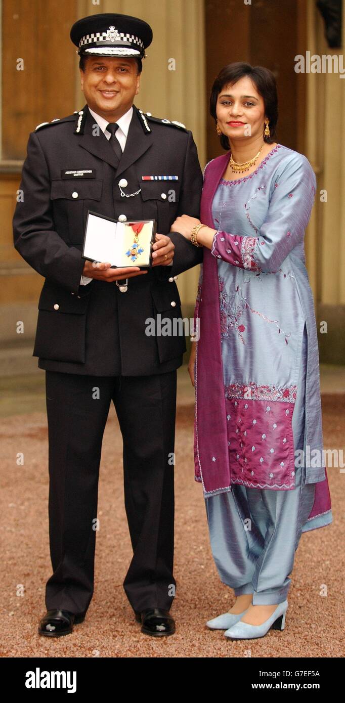 Commissaire adjoint, police Métropolitaine Tariq Ghaffur avec son épouse, Shehla, après avoir recueilli son CBE pour des services à la police de la reine Elizabeth II à Buckingham Palace, Londres. Banque D'Images