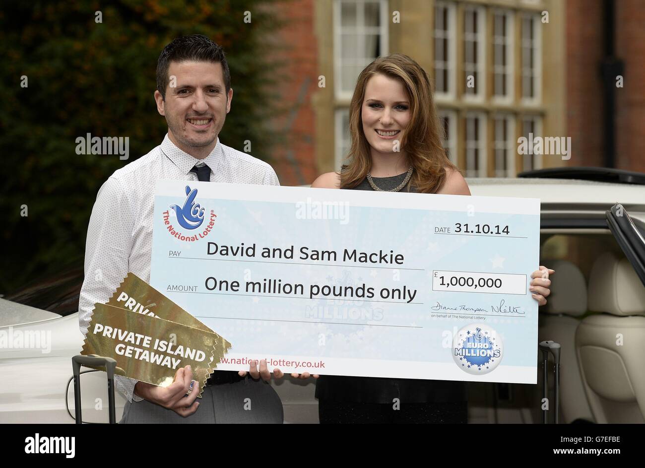 David et Sam Mackie, de Basingstoke, fêtent leur victoire et leur million de livres Et des vacances de rêve en Australie dans les nouveaux EuroMillions Tirage du méga vendredi au Tylney Hall près de Hook dans le Hampshire Banque D'Images