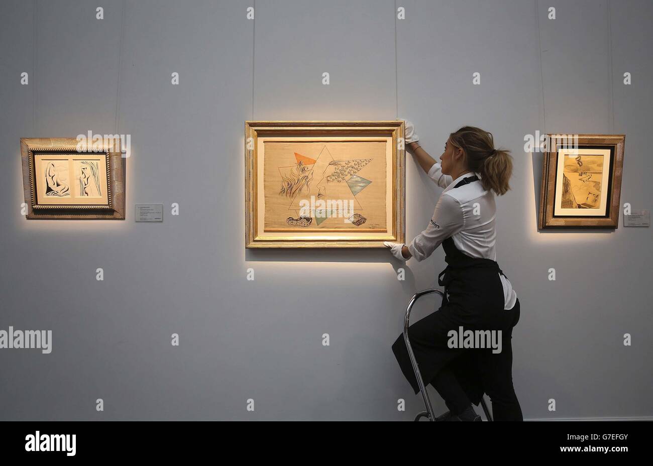 Un technicien de la galerie Sothebys pend Portrait of Andre Breton by Toyen avant de la vente du Surréalisme tchèque entre les guerres à la maison de vente aux enchères de Londres qui a lieu le 12 novembre. Banque D'Images