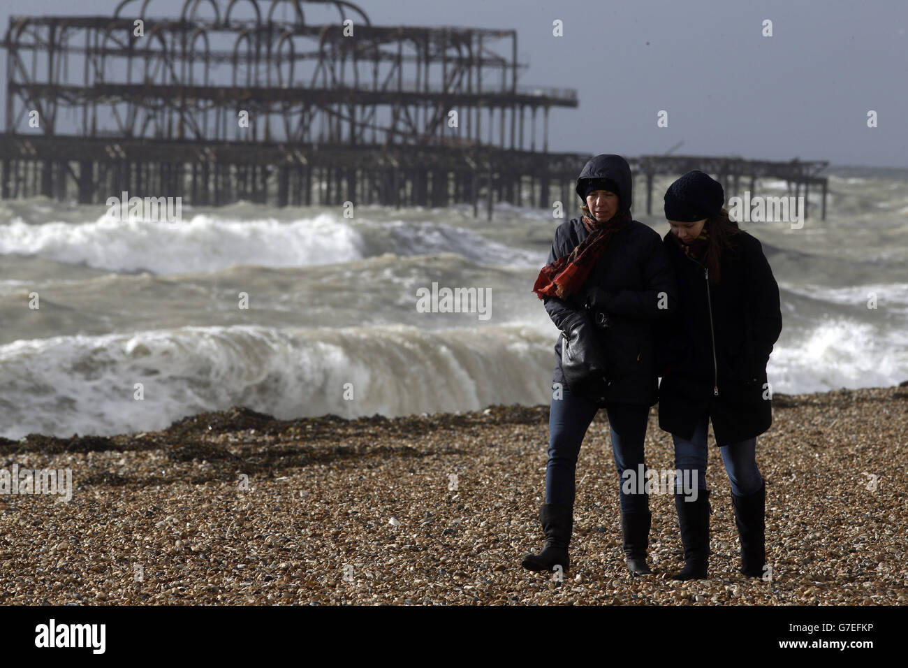 Les marcheurs bravent le vent sur le front de mer de brighton Banque de  photographies et d'images à haute résolution - Alamy