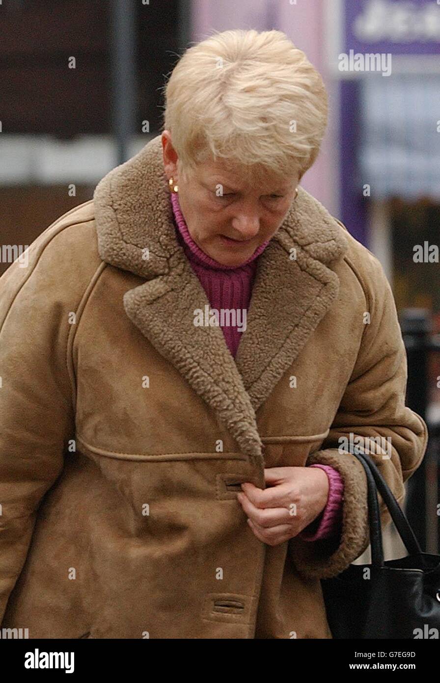 Janet Law à l'extérieur de la Cour de la Couronne Luton. Law, un gardien qui a volé l'argent d'un retraité de 91 ans pour nourrir une habitude de jeu de machine à sous « bizarre » a marché libre du tribunal. Janet Law a volé 650 personnes de la reine de l'époque, afin qu'elle puisse passer « jour après jour » à nourrir des bandits à une seule armée et à construire une dette de 35,000 personnes, a déclaré un juge au tribunal de Luton. Lors d'un procès antérieur, Law, 54, de Hainault, Essex, A été reconnu coupable de vol de 650 personnes en septembre 2003. Passant la peine aujourd'hui, la juge Terence Maher a ordonné à la Loi d'exécuter 80 heures de service communautaire et lui a donné une ordonnance de probation d'un an. Banque D'Images