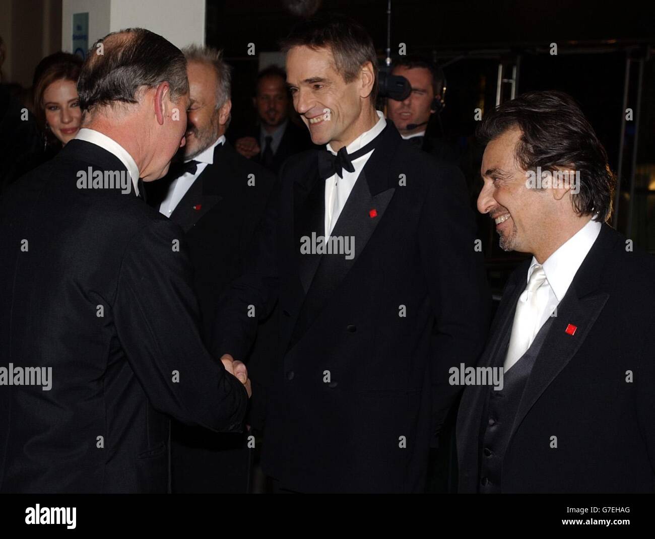 Le prince Charles de Grande-Bretagne, le prince de Galles (à gauche) rencontre les acteurs Jeremy Irons (au centre) et Al Pacino (à droite) lors de la première européenne du marchand de Venise sur Leicester Square à Londres. Banque D'Images