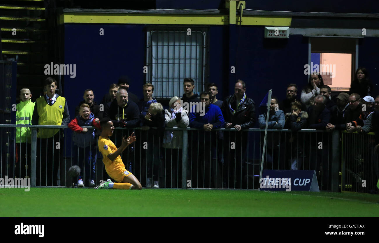 Football - coupe FA - première partie - Havant & Waterlooville v Preston North End - West Leigh Park.Callum Robinson, de Preston North End, célèbre le but d'ouverture lors du match de la première ronde de la coupe FA au parc West Leigh, à Havant. Banque D'Images