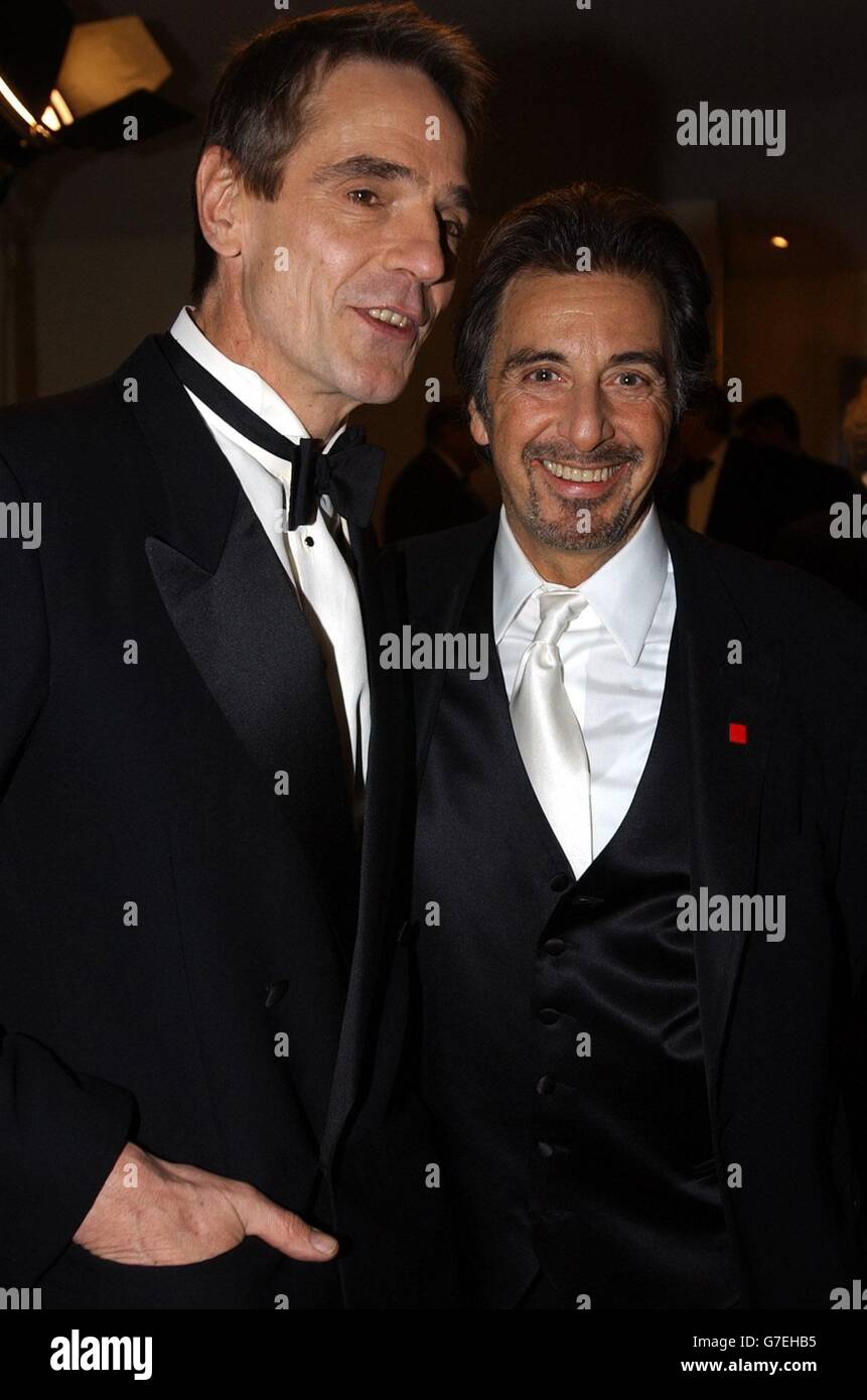 Les acteurs Jeremy Irons (à gauche) et Al Pacino attendent de rencontrer le prince Charles de Grande-Bretagne, le prince de Galles, lors de la première européenne du marchand de Venise à Leicester Square, Londres. Banque D'Images