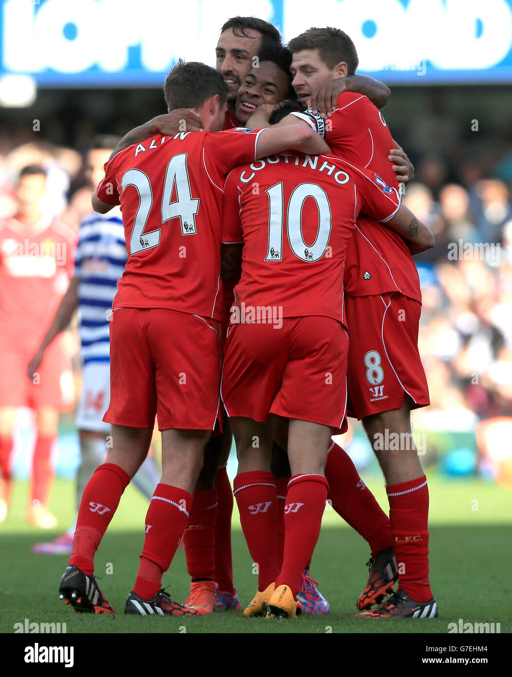 Raheem Sterling de Liverpool célèbre après que sa croix ait été mise sur le net pour un but propre par Steven Caulker des Queens Park Rangers (non illustré) lors du match de la Barclays Premier League à Loftus Road, Londres. Banque D'Images